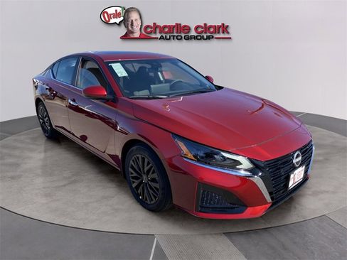 Used 2025 Nissan Altima 2.5 SV w/ SV Special Edition Package image 8