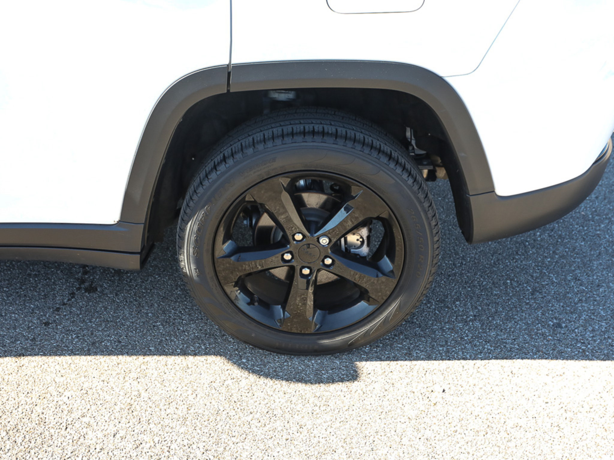 Used 2023 Jeep Grand Cherokee Limited w/ Black Appearance Package AWD/4WD image 4