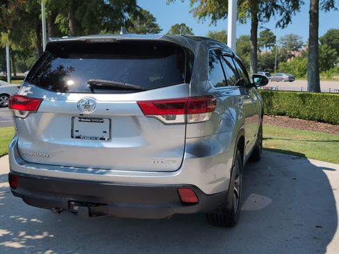 Used 2019 Toyota Highlander XLE AWD/4WD image 10