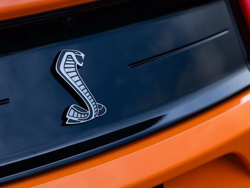Used 2021 Ford Mustang Shelby GT500 w/ Carbon Fiber Track Pack RWD image 9