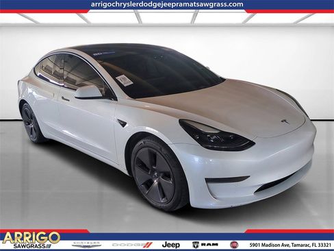 Used 2021 Tesla Model 3 Standard Range Plus image 1
