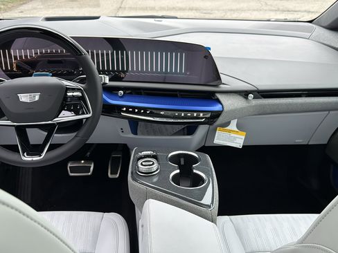 New 2026 Cadillac Optiq Luxury 2 image 9