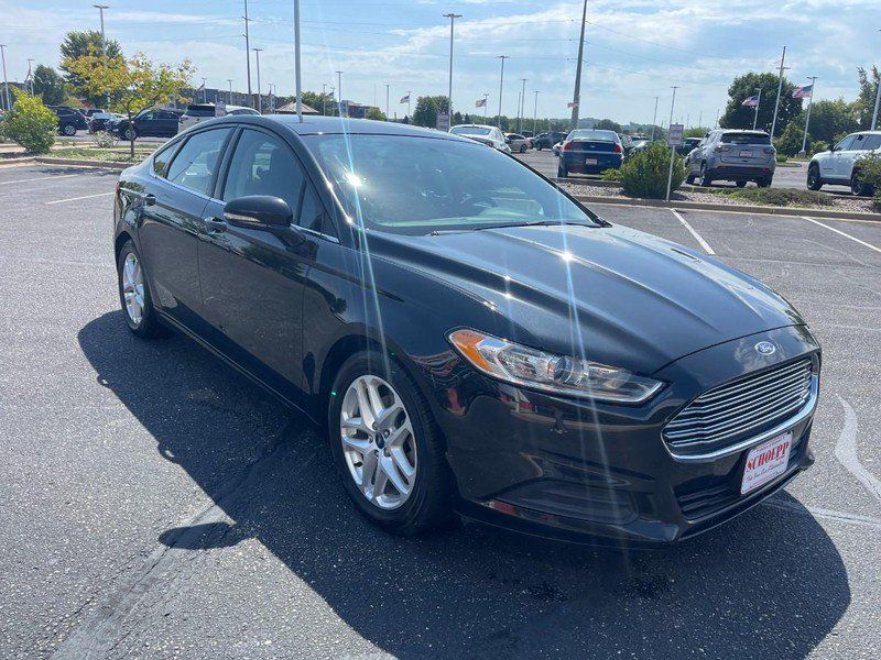 Used 2015 Ford Fusion SE FWD image 2