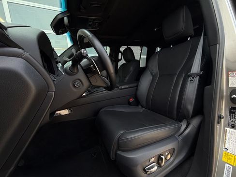 Used 2024 Lexus LX 600 4WD w/ Luxury Package image 6