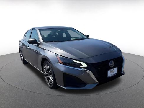 Used 2025 Nissan Altima 2.5 SV FWD image 3