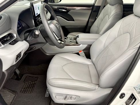 Used 2026 Toyota Highlander Platinum image 21