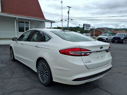 Used 2017 Ford Fusion SE w/ Fusion SE Technology Package FWD image 4