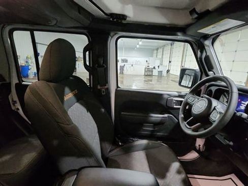 Used 2025 Jeep Gladiator Mojave image 13