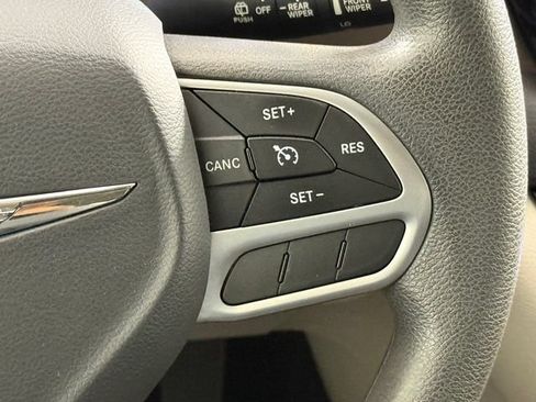 Used 2017 Chrysler Pacifica Touring FWD image 25