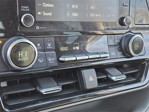 Used 2021 Toyota Highlander XLE image 23