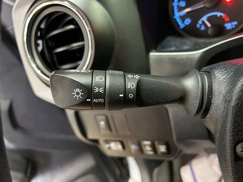 Used 2020 Toyota Tacoma SR5 AWD/4WD image 23