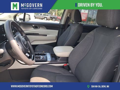 Used 2023 Kia Carnival LX FWD image 16