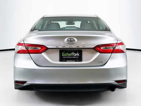 Used 2018 Toyota Camry LE image 7