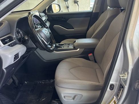 Used 2023 Toyota Highlander LE FWD image 10