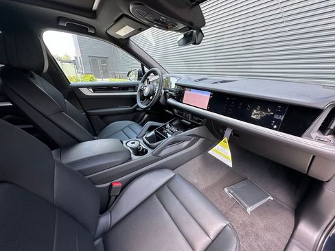 Used 2025 Porsche Cayenne image 38