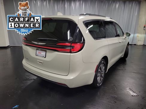 Used 2021 Chrysler Pacifica Touring-L FWD image 8
