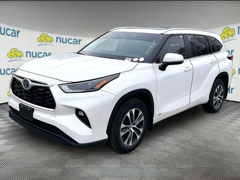 Used 2023 Toyota Highlander XLE image 2