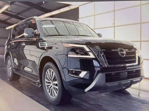 Used 2024 Nissan Armada SL w/ Captain's Chairs Package image 2