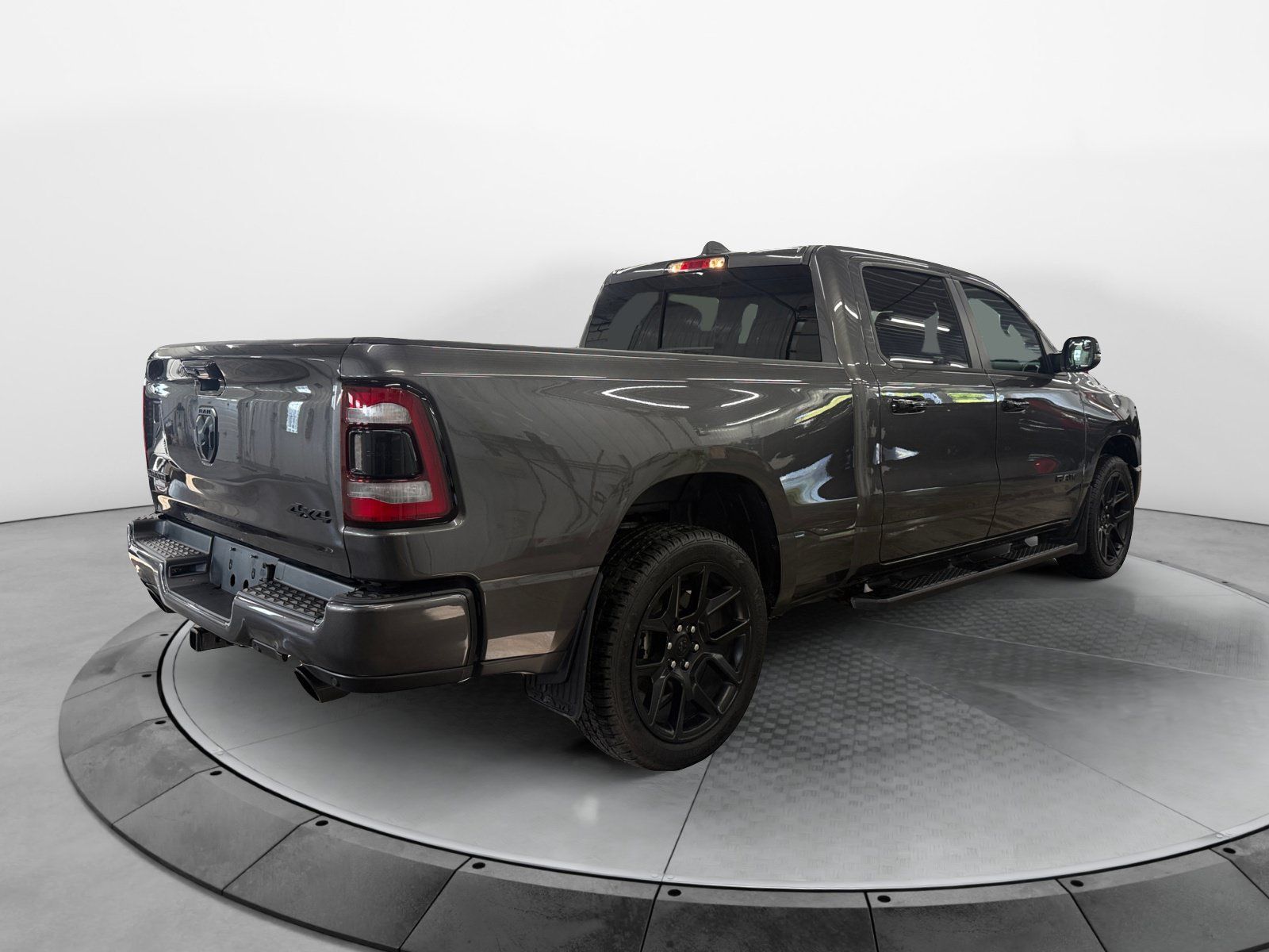 Used 2024 RAM 1500 Laramie AWD/4WD image 5
