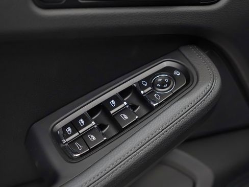 Certified 2025 Porsche Macan image 23