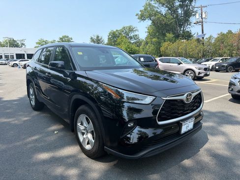 Used 2024 Toyota Highlander LE AWD/4WD image 4