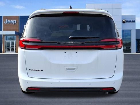 New 2025 Chrysler Pacifica Select w/ Fav Edition Package FWD image 7