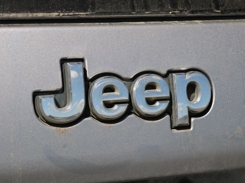 Used 2019 Jeep Cherokee Latitude Plus w/ Comfort/Convenience Group AWD/4WD image 9