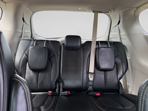 Used 2023 Chrysler Pacifica Touring-L FWD image 39