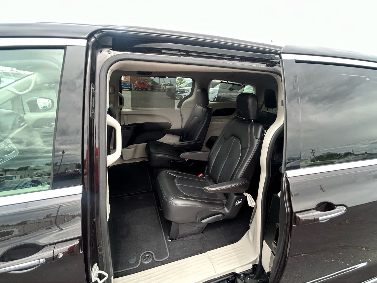 Used 2018 Chrysler Pacifica Touring-L w/ Advanced Safetytec Group FWD image 13