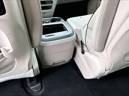 Used 2018 Chrysler Pacifica Limited w/ Advanced Safetytec Group FWD image 35