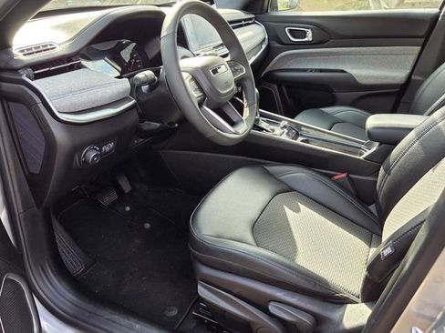 Used 2025 Jeep Compass Latitude image 10