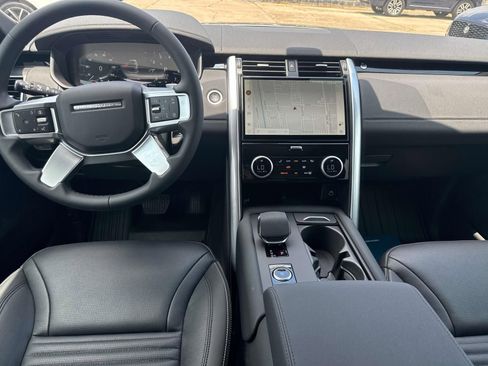 New 2025 Land Rover Discovery S image 9