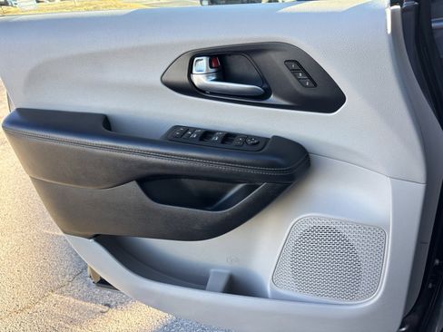 Used 2020 Chrysler Pacifica Limited image 11