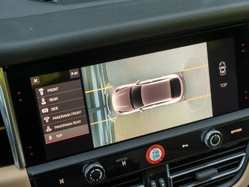 Certified 2022 Porsche Macan AWD/4WD image 31