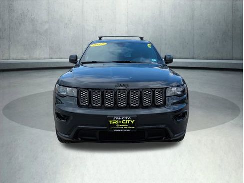 Used 2017 Jeep Grand Cherokee Altitude AWD/4WD image 10