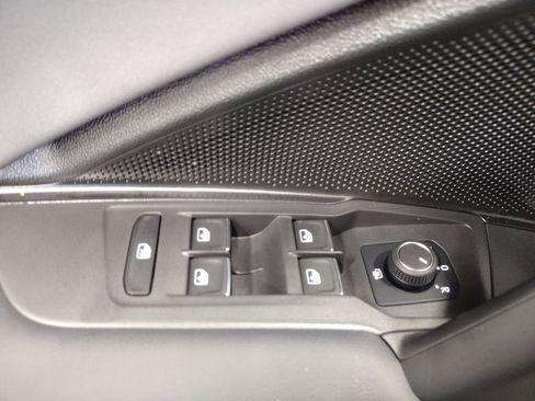 Used 2025 Volkswagen Tiguan SE FWD image 18