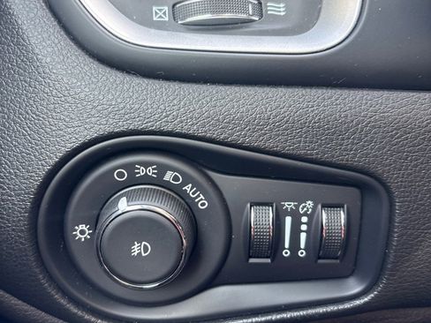 Used 2021 Jeep Renegade Latitude w/ Sun & Sound Group image 24