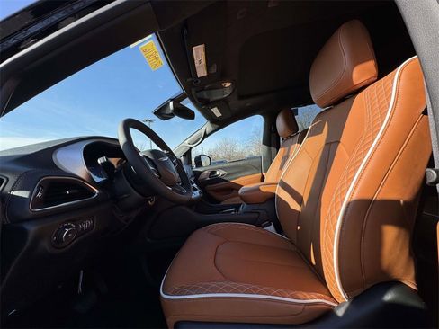 New 2026 Chrysler Pacifica Pinnacle image 14
