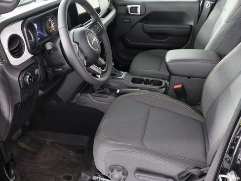 Used 2025 Jeep Wrangler Willys image 18