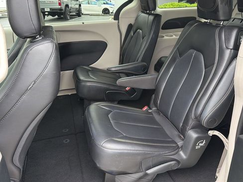 Used 2023 Chrysler Pacifica Touring-L FWD image 11