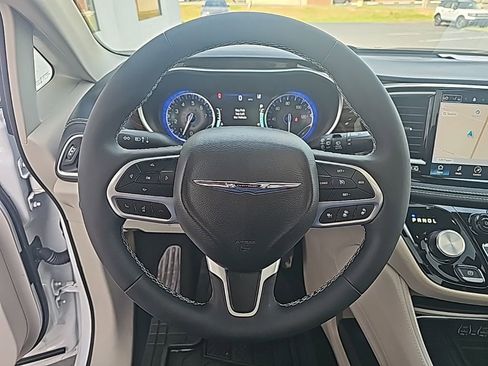 Used 2024 Chrysler Pacifica Limited FWD image 15