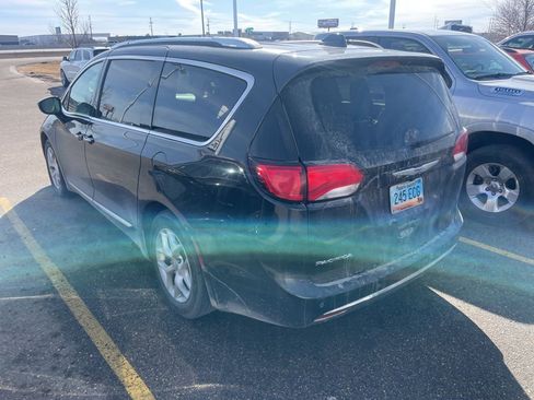 Used 2018 Chrysler Pacifica Touring-L Plus w/ Tire & Wheel Group image 4