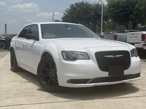 Used 2019 Chrysler 300 Touring w/ Sport Appearance Package RWD image 2