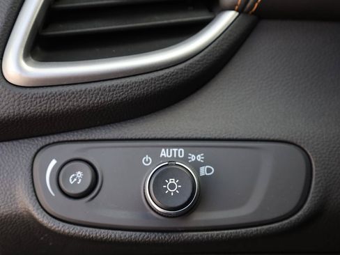 Used 2021 Chevrolet Trax LT w/ LT Convenience Package FWD image 37