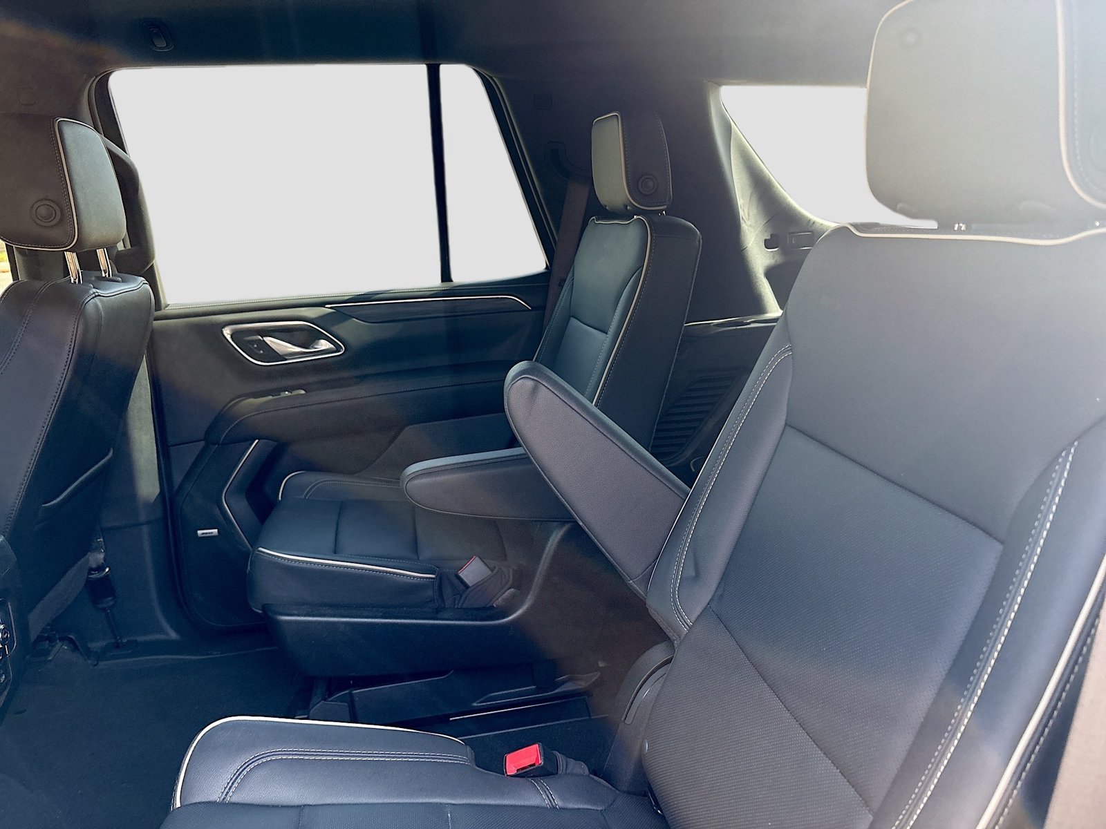 Used 2024 GMC Yukon SLT w/ SLT Luxury Package RWD image 24