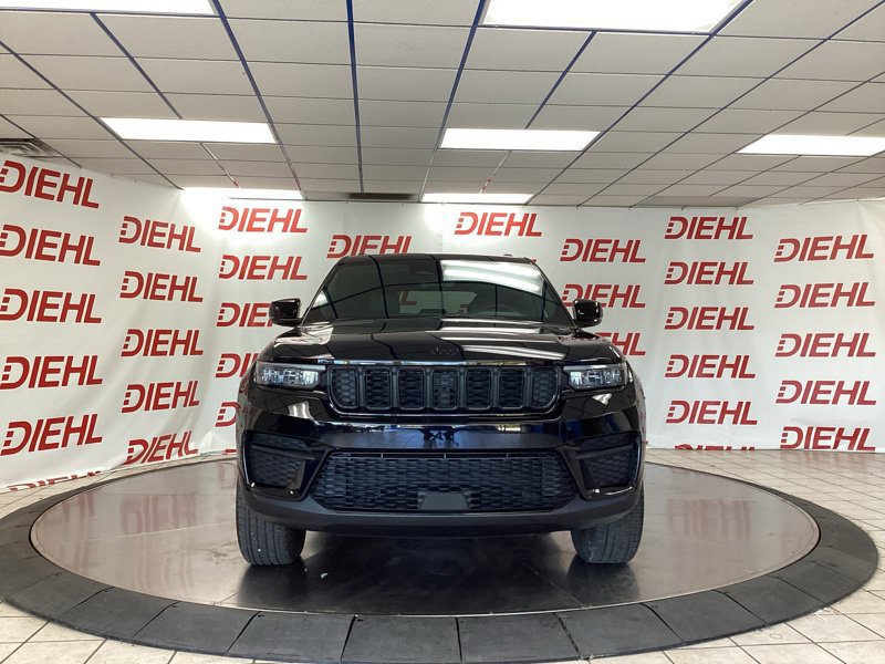 Used 2025 Jeep Grand Cherokee Altitude AWD/4WD image 2