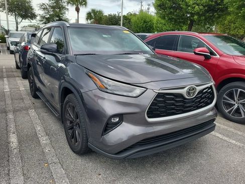 Used 2023 Toyota Highlander XLE FWD image 3