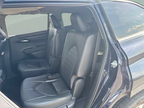 Used 2023 Toyota Highlander XLE FWD image 19