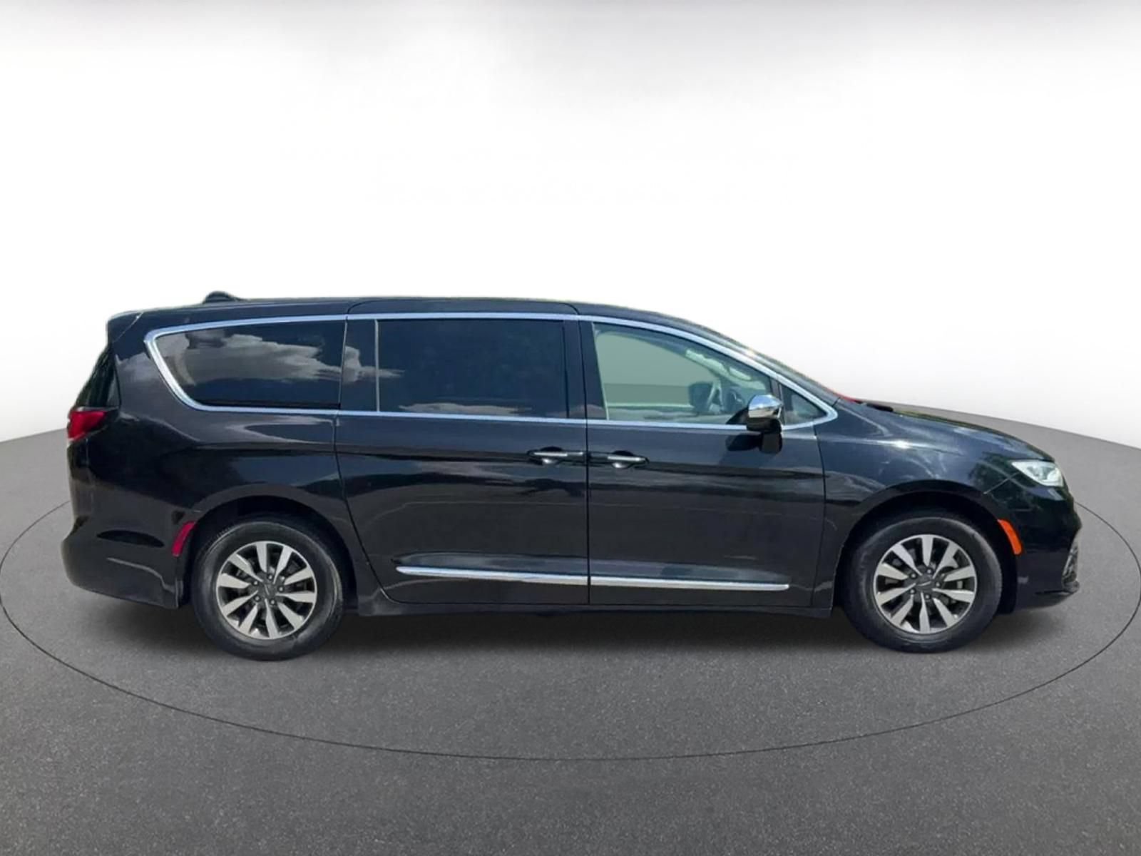 Used 2023 Chrysler Pacifica Limited FWD image 15