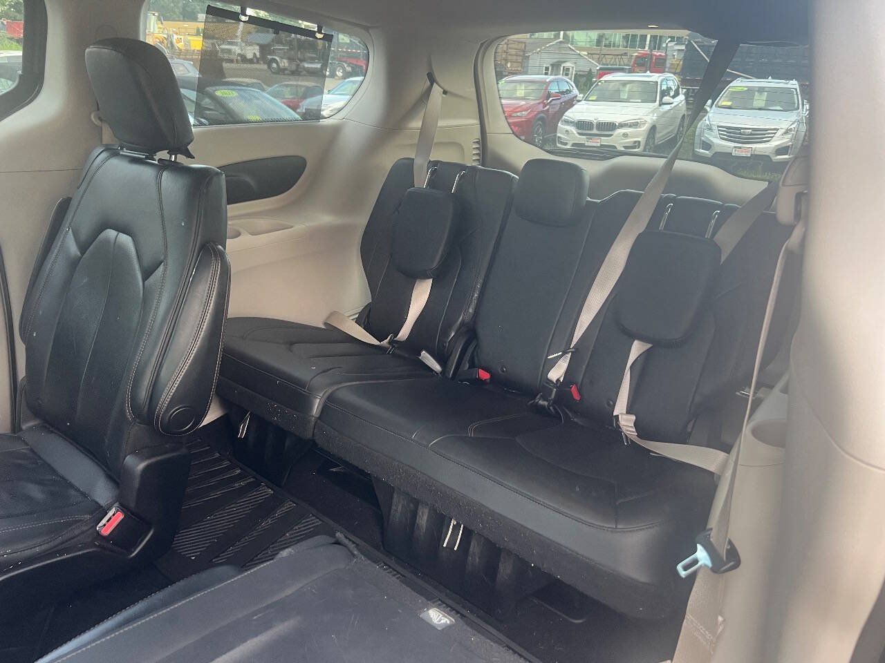 Used 2020 Chrysler Pacifica Touring-L FWD image 19